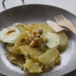 Insalata di patate e uova con maionese e sale affumicato
