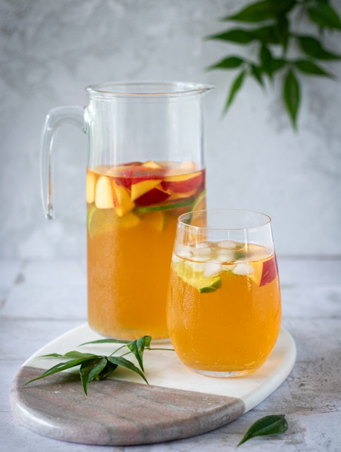 Cocktail analcolico con zenzero e pesche noci