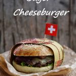 Bagel cheeseburger con cipolle di Tropea, moutarde de Dijon e formaggi svizzeri