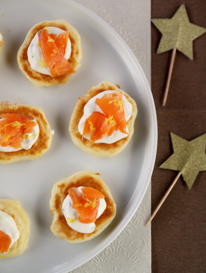 Blinis con panna acida e salmone