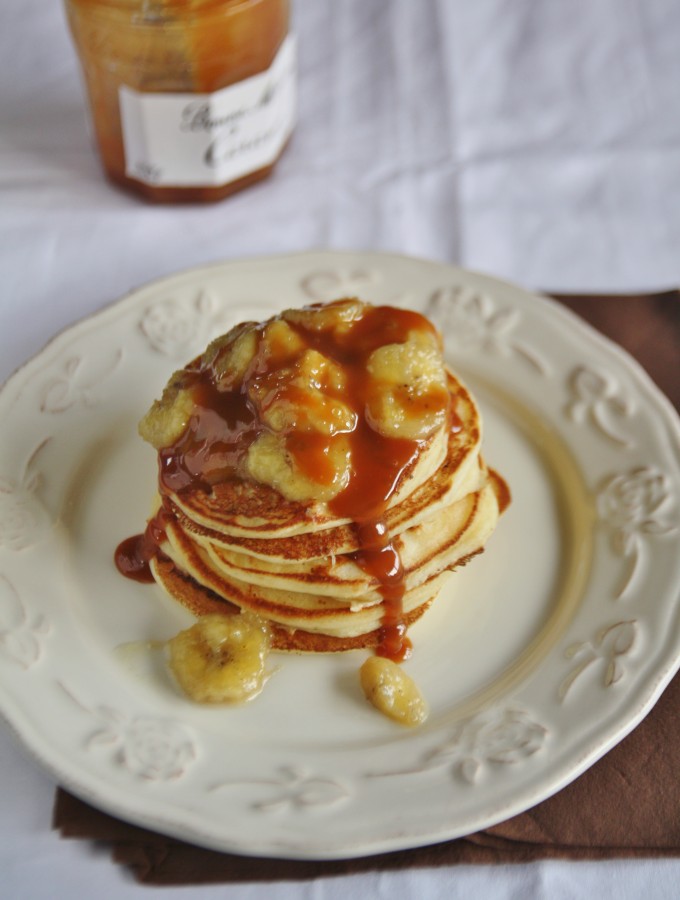 Pancakes con banane caramellate e dulce de leche