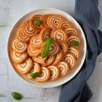 Rotolo al pomodoro e formaggio spalmabile