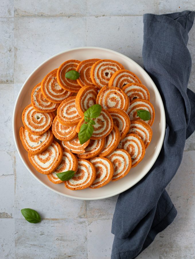 Rotolo al pomodoro e formaggio spalmabile