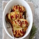 Patate hasselback con speck e formaggio