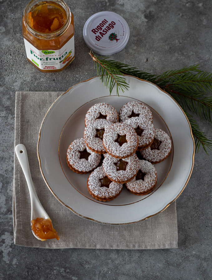 Biscotti speziati con marmellata di agrumi e zenzero