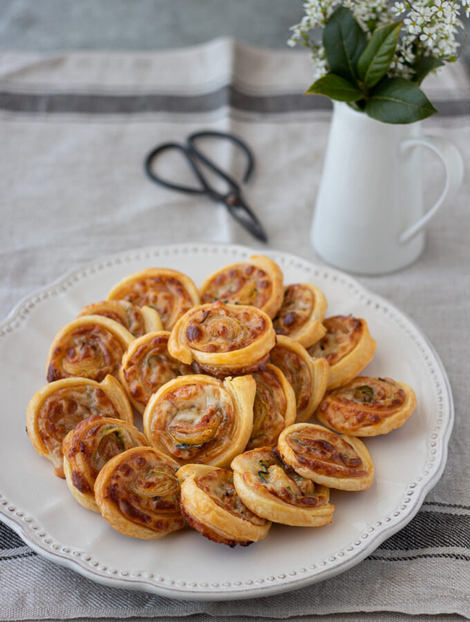 Girelle di pasta sfoglia salate con le zucchine
