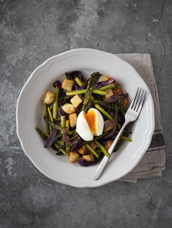 Panzanella di asparagi e uovo barzotto