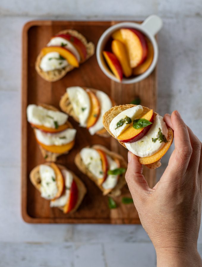 Crostini con nettarine e mozzarella