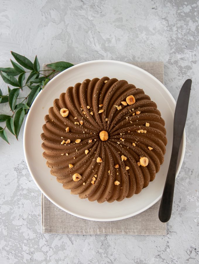 Torta moderna alle nocciole