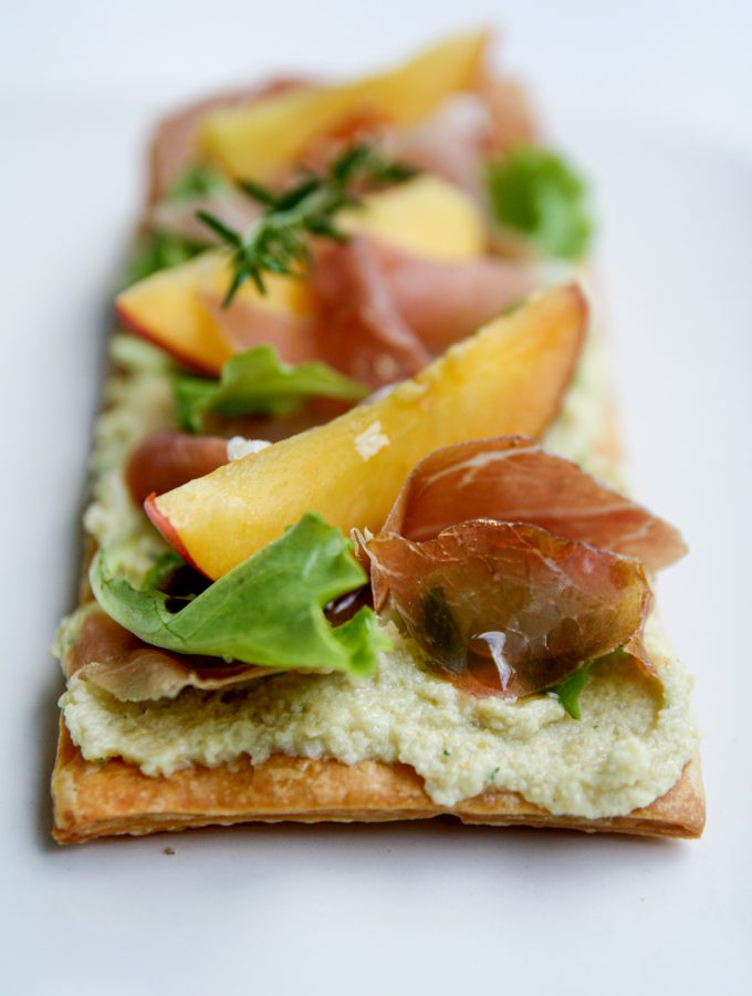 Sfogliatine salate crema di carciofi e crudo