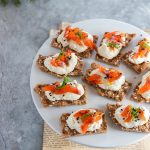 Crostini con mousse ai porri e trota affumicata di Sutrio