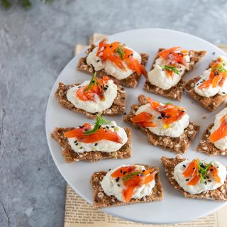 Crostini con mousse ai porri e trota affumicata di Sutrio