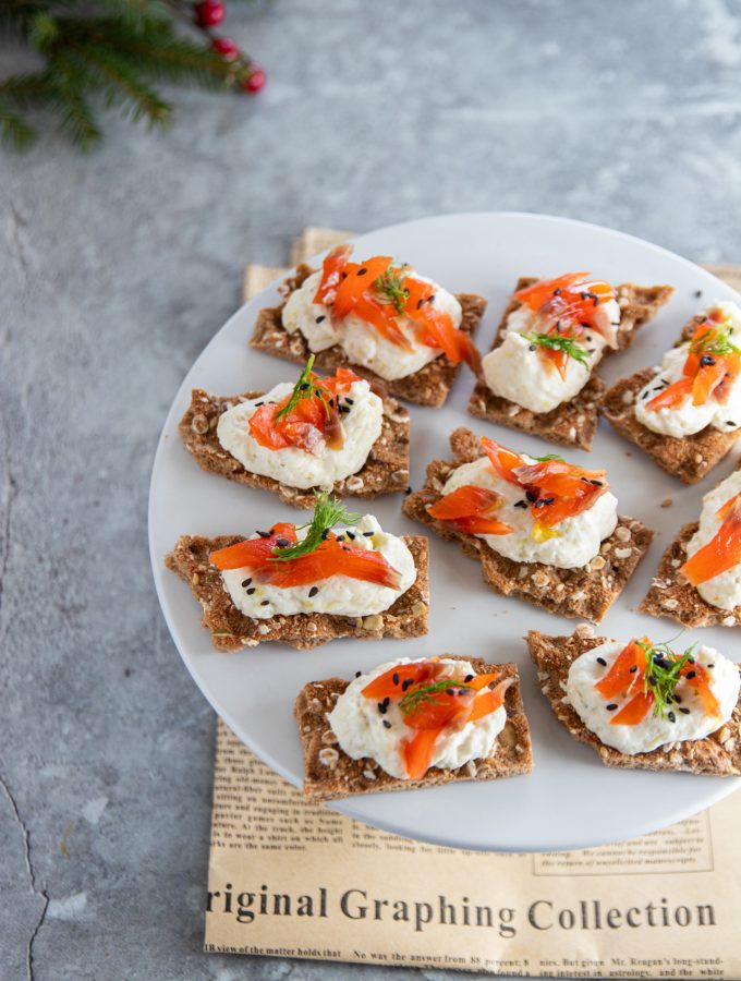 Crostini con mousse ai porri e trota affumicata di Sutrio