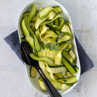 Insalata di zucchine crude, menta e limone