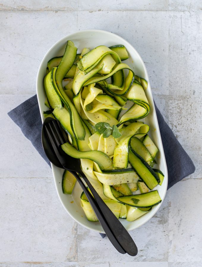 Insalata di zucchine crude, menta e limone