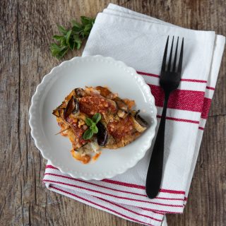 Involtini di melanzane con formaggio e prosciutto al forno
