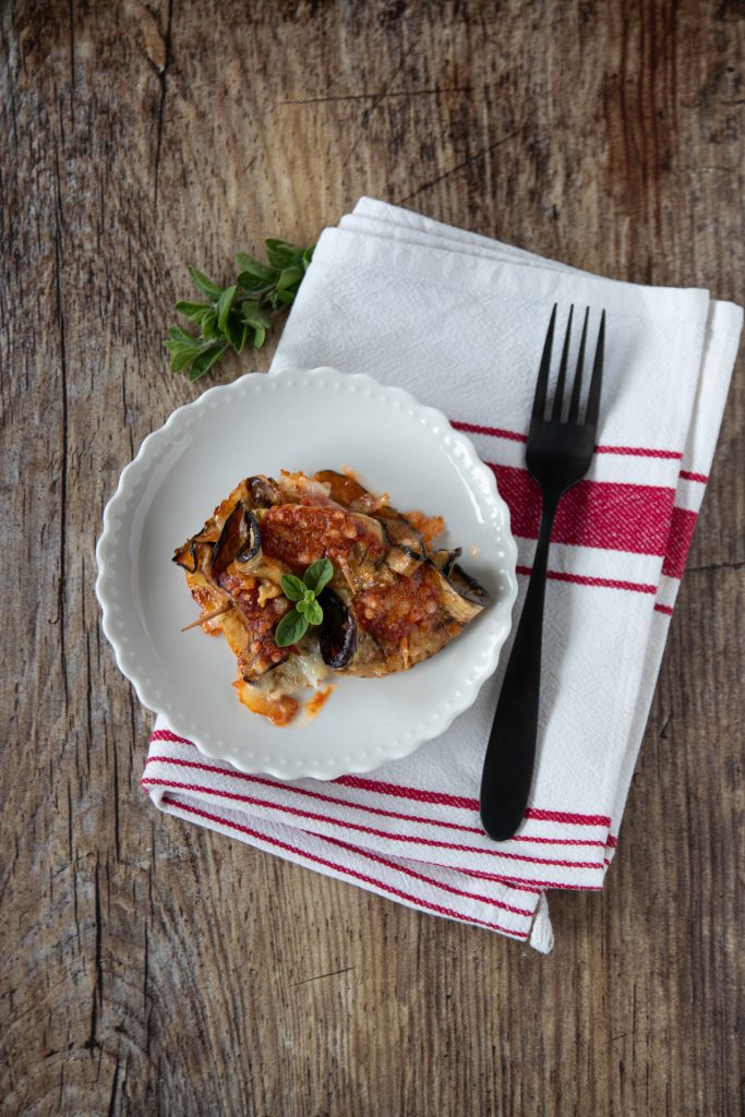 Involtini di melanzane con formaggio e prosciutto al forno