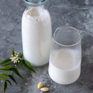 Latte di mandorle