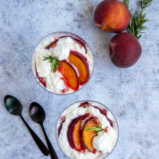 Coppa con pesche di Fiumicello, panna e meringhe