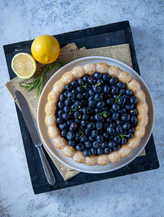 Torta vegana al limone e mirtilli