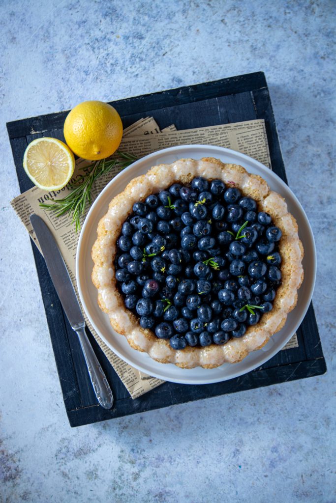 Torta vegana al limone e mirtilli