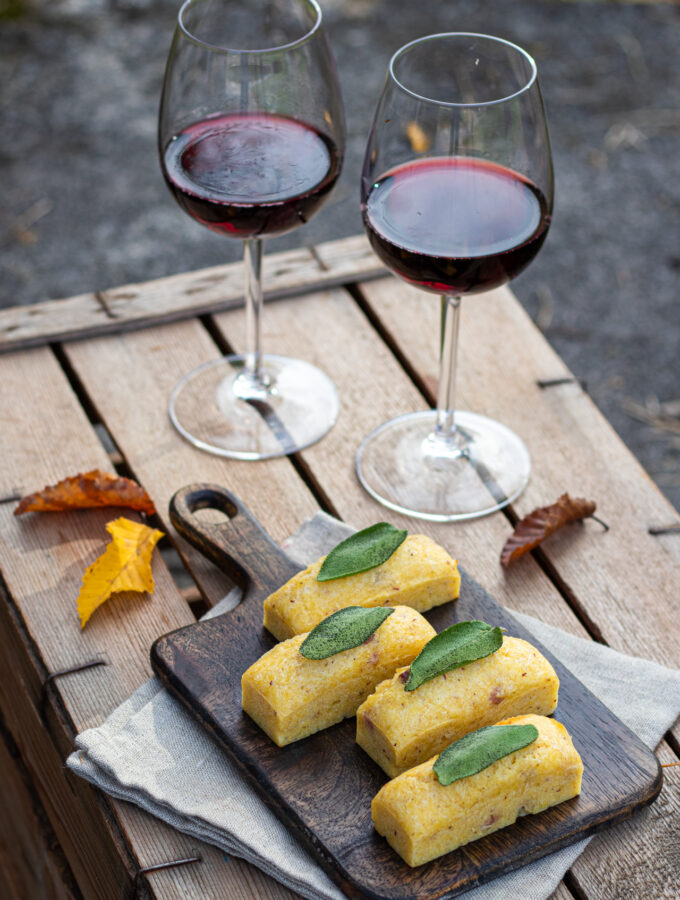 Mini cake con farina di polenta, speck e salvia