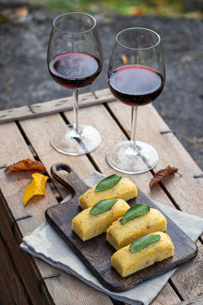 Mini cake con farina di polenta, speck e salvia