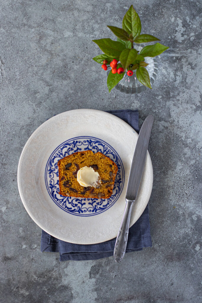 Plumcake alla zucca con noci e datteri